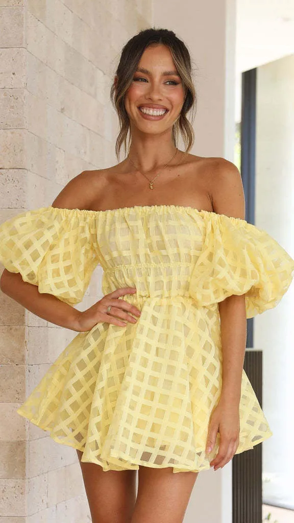 Mini vestido com mangas bufantes e estampa xadrez