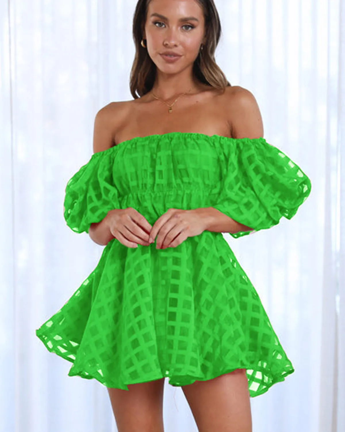 Mini vestido com mangas bufantes e estampa xadrez